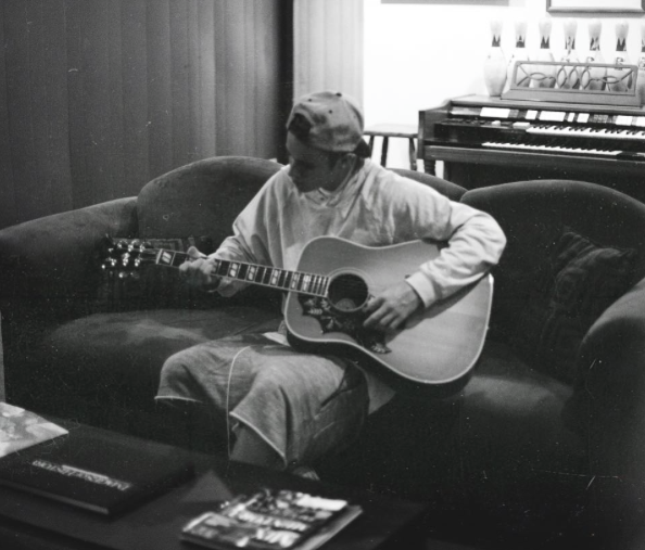 Justin Bieber sitter med guran. Justin Bieber sitter med guran.